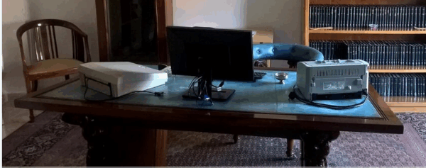 Escritorio antiguo con con talla cariátides