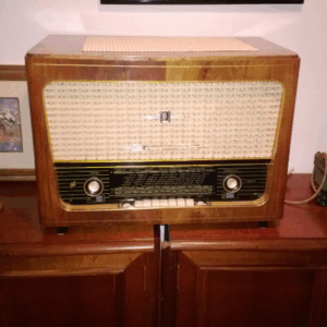 Radio clásica con tocadiscos