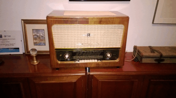 Radio clásica con tocadiscos